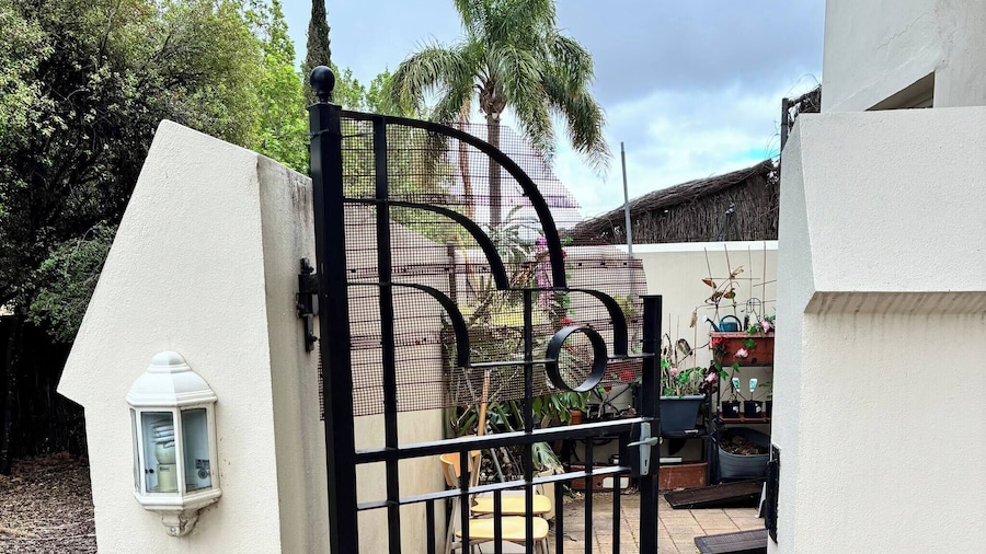 Cozy Tusmore Apartment With Private Garden City View Near Burnside Village Mall