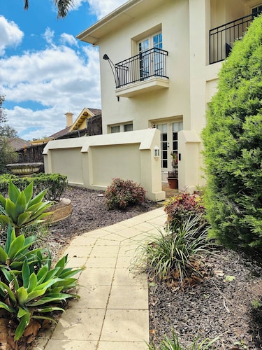 Cozy Tusmore Apartment With Private Garden City View Near Burnside Village Mall