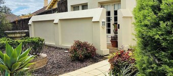 Cozy Tusmore Apartment With Private Garden City View Near Burnside Village Mall