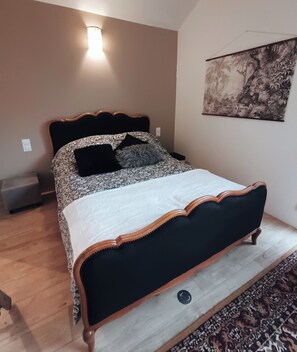 مكواة/لوح كي وخدمة الإنترنت وملاءات أسرّة