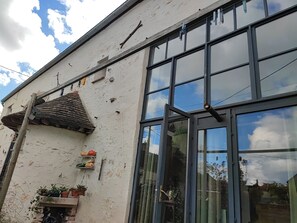 تفاصيل الفندق من الخارج