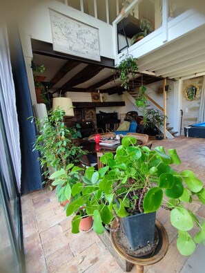 المنشأة من الداخل