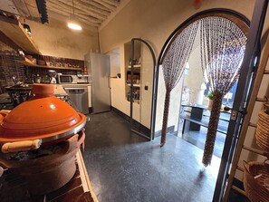 Dishwasher, coffee/tea maker, electric kettle, toaster