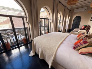 4 bedrooms, desk, iron/ironing board, free WiFi