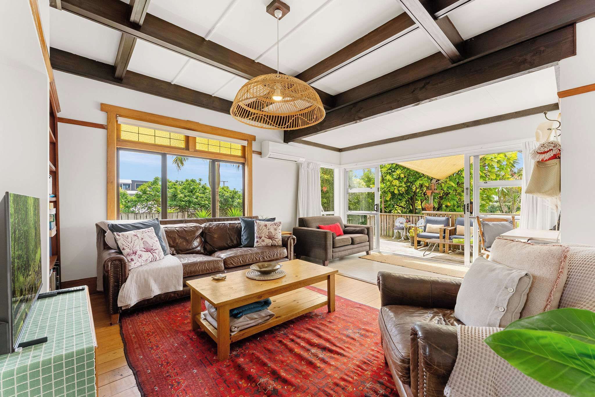 تلفزيون، مدفأة، مكتب