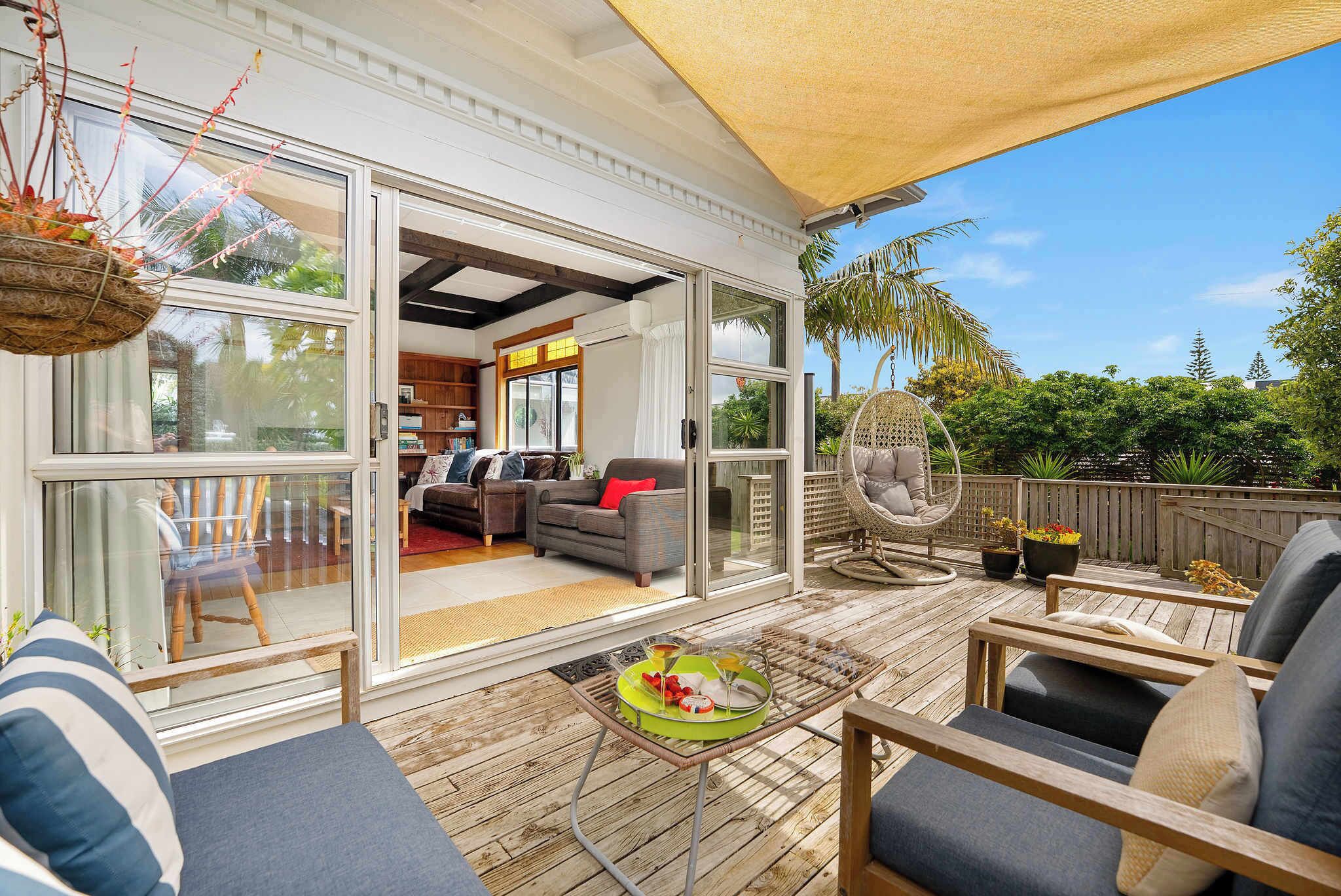 Una televisión, una chimenea, una oficina