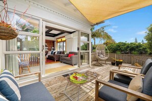 TV, fireplace, offices - Cabbage Tree Cottage (Tauranga)