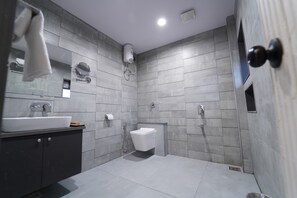 Superior Suite | Bathroom | Towels, soap, shampoo