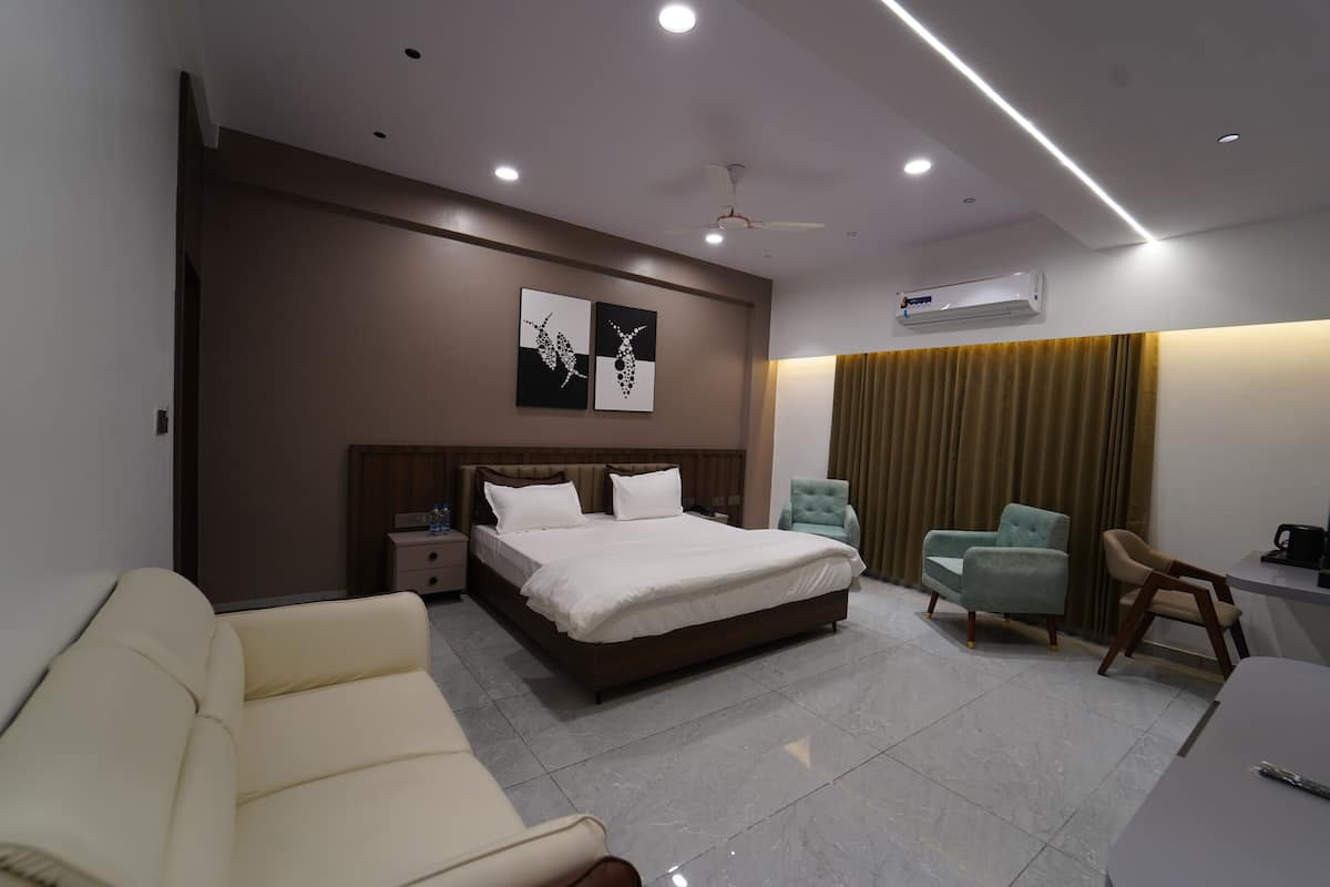 Gallery Suite | Free WiFi, bed sheets