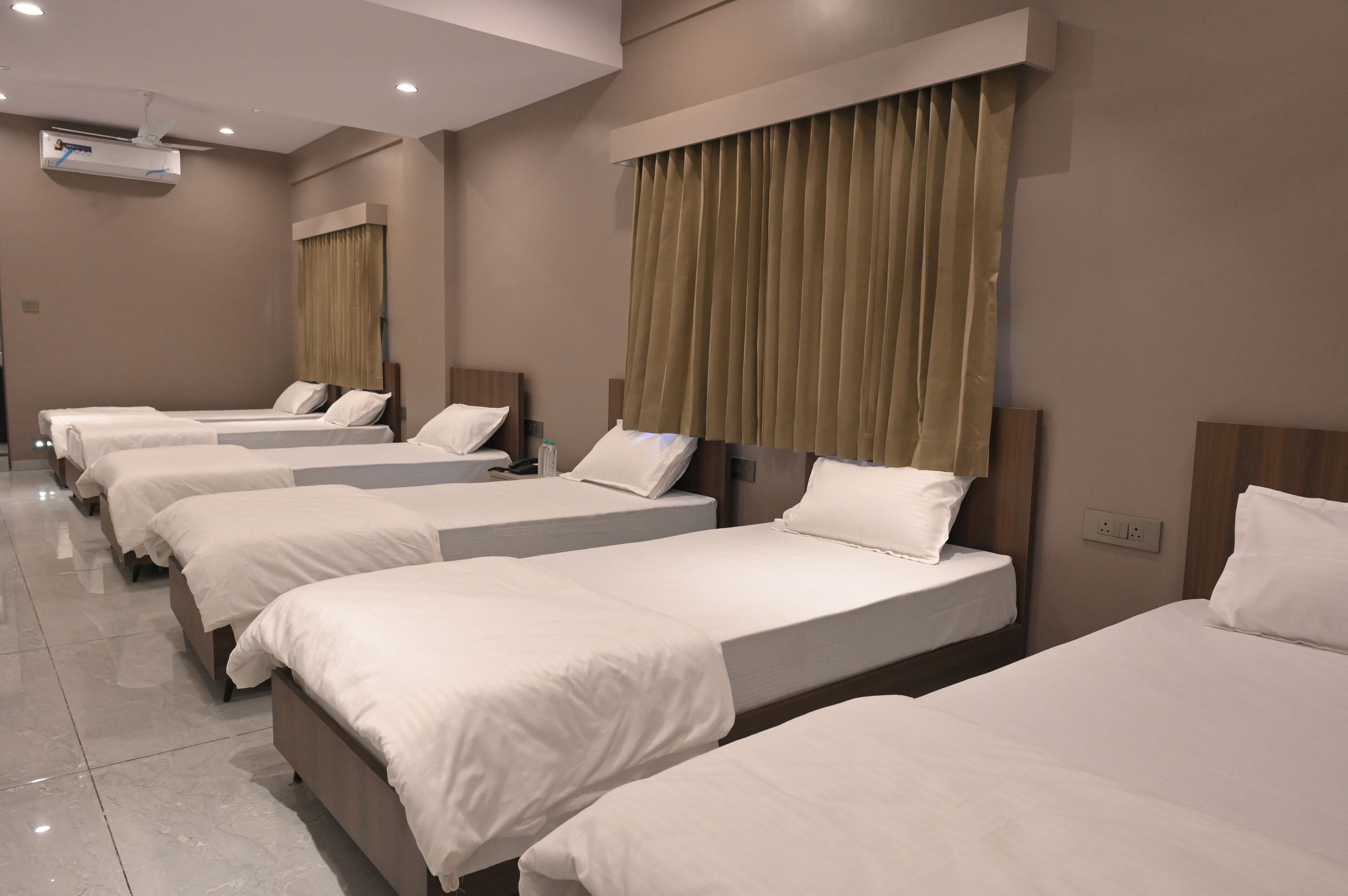 Luxury Room | Free WiFi, bed sheets