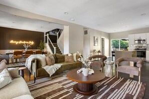 Televisio, kirjoja, työhuone