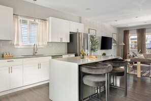 Jääkaappi, mikroaaltouuni, uuni, liesi