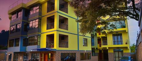 Vista frontal de la propiedad