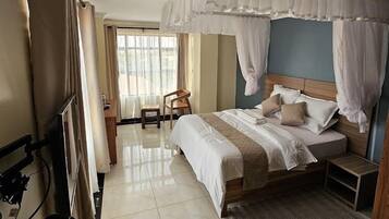 Quarto casal luxo, vista para a cidade | Wi-Fi de cortesia, roupa de cama