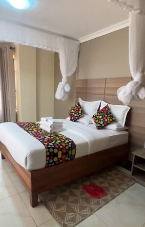 Habitación doble Deluxe, vista a la ciudad | Wifi gratis y ropa de cama