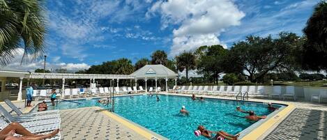 Een verwarmd zwembad