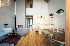 TV, fireplace, stereo
