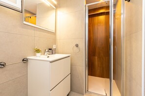 Dusche, Haartrockner, Handtücher