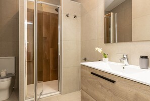 Ducha, secador de pelo, toallas