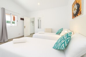 4 عدّة غرف نوم ومكواة/لوح كي وواي فاي مجانًا وملاءات أسرّة