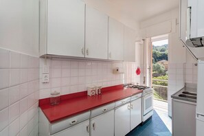 Departamento básico, balcón | Cocina privada
