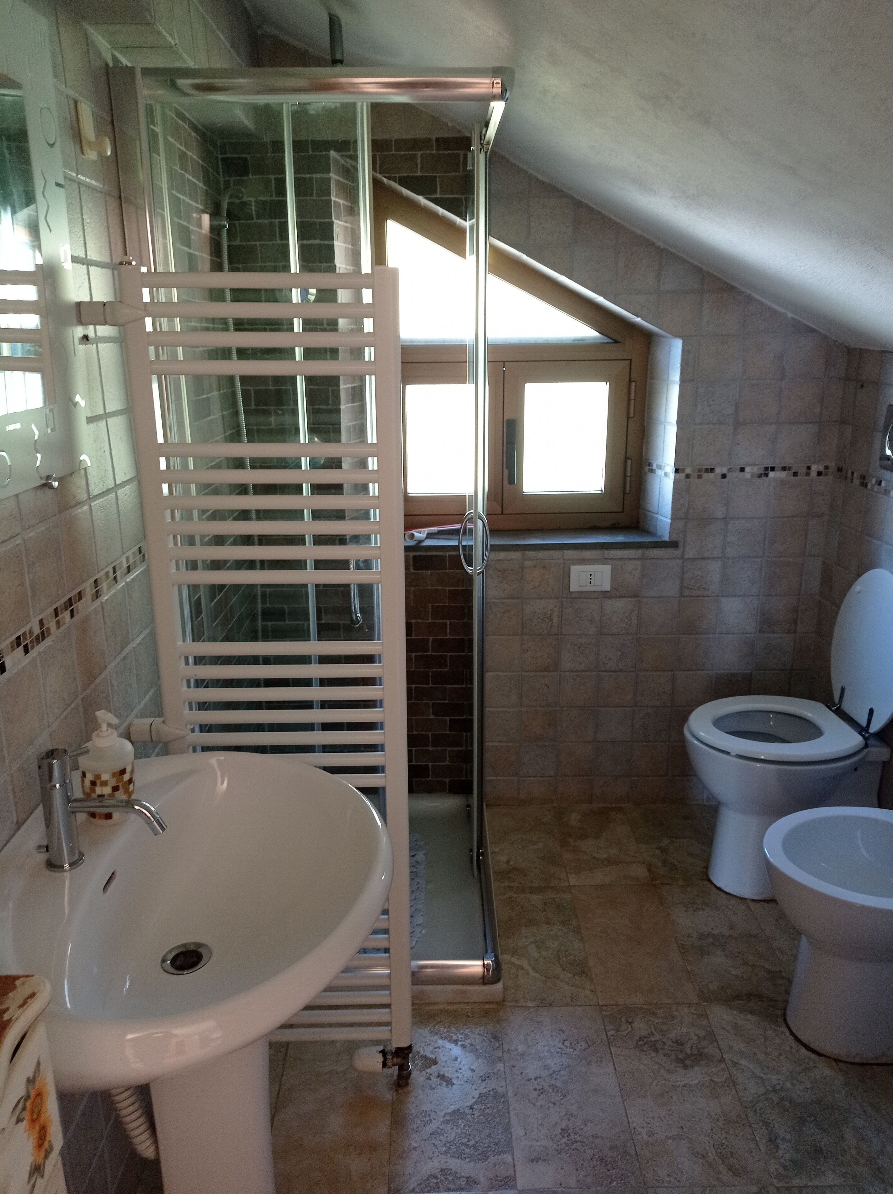 Séchoir à cheveux, bidet, serviettes fournies, savon