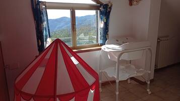 2 habitaciones, cuna de viaje, wifi gratis y ropa de cama