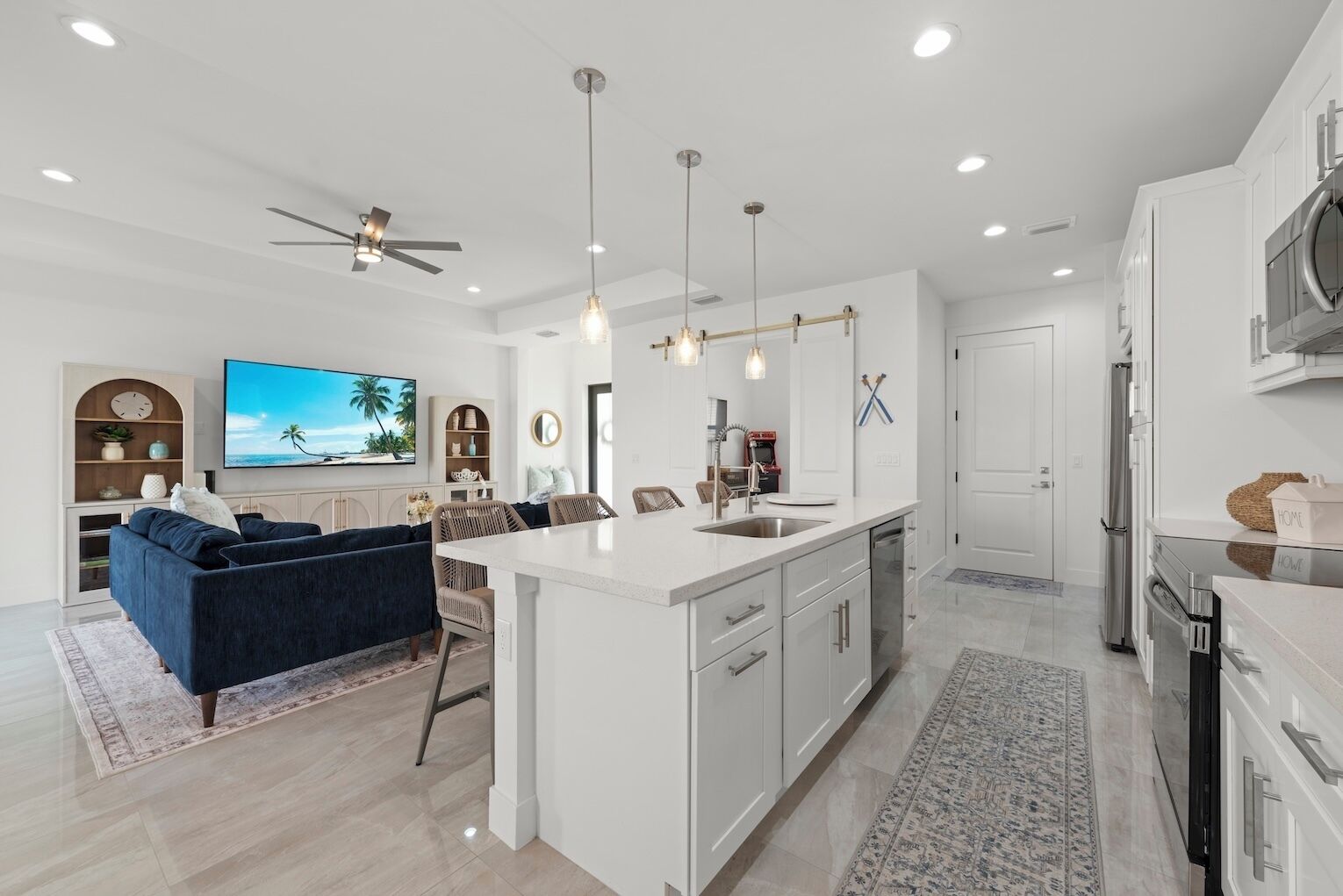 Een magnetron, een oven, een kookplaat, een vaatwasser