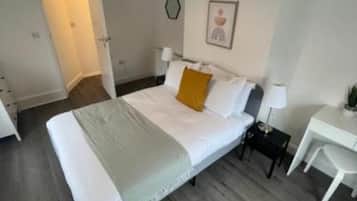 1 habitación, tabla de planchar con plancha, wifi y ropa de cama