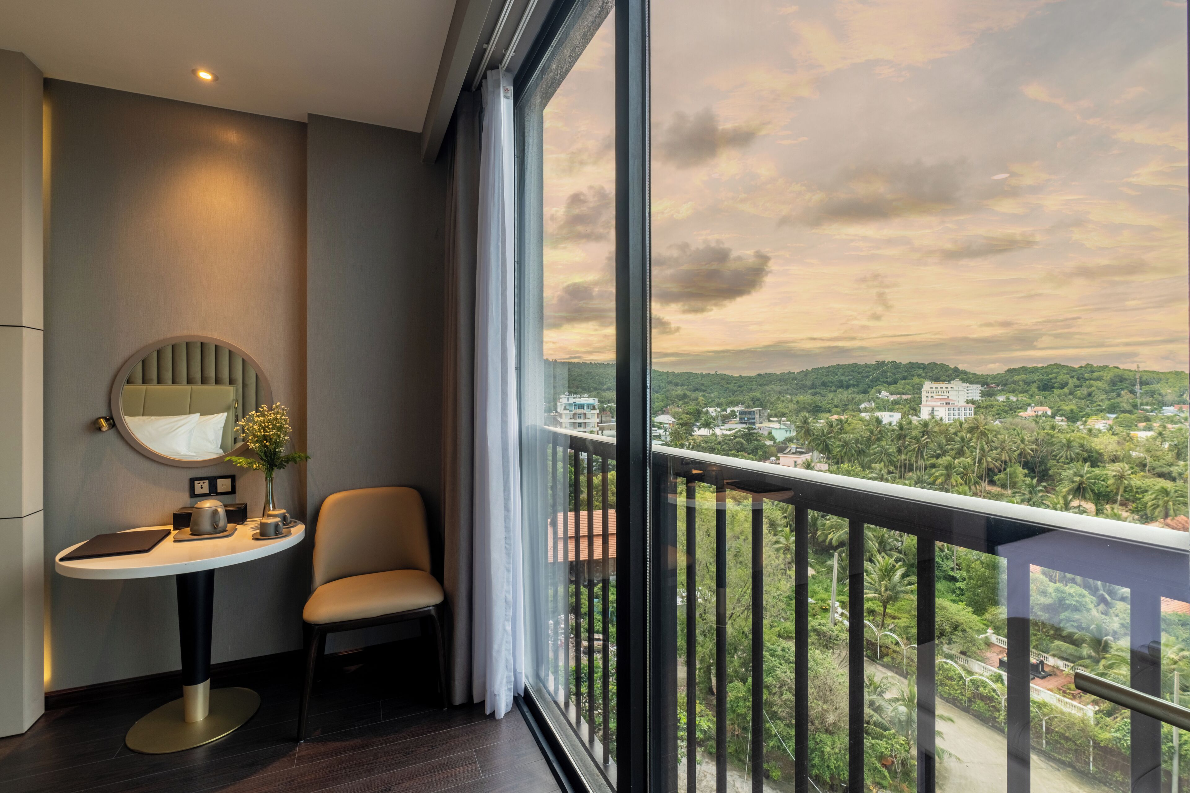 Dobbeltrom – deluxe | Safe på rommet, skrivebord og skrivebord for bærbar PC