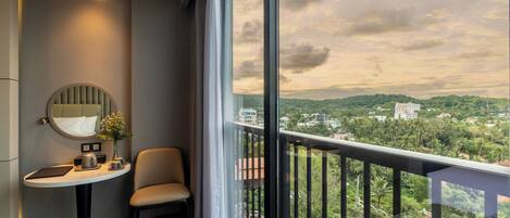 Dobbeltrom – deluxe | Safe på rommet, skrivebord og skrivebord for bærbar PC