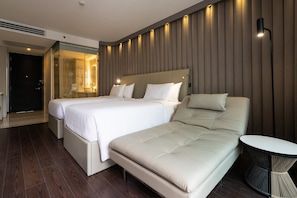 客房内保险箱、办公桌、笔记本电脑工作区、遮光窗帘