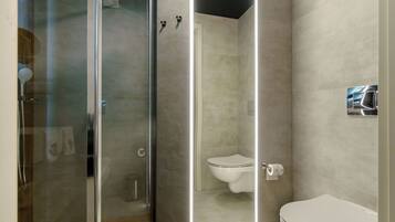 Deluxe Double or Twin Room, Balcony | Bathroom | Shower, hair dryer, towels, soap