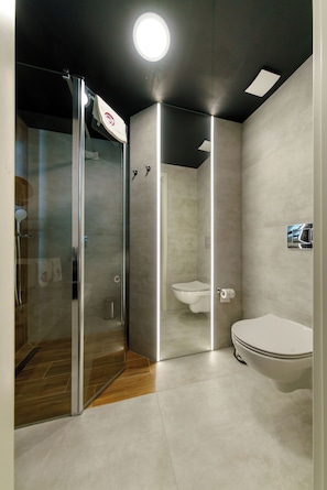 Deluxe Double or Twin Room, Balcony | Bathroom | Shower, hair dryer, towels, soap