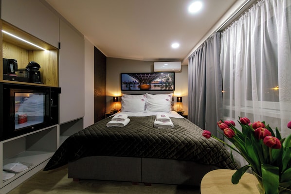 In-room safe, desk, laptop workspace, iron/ironing board