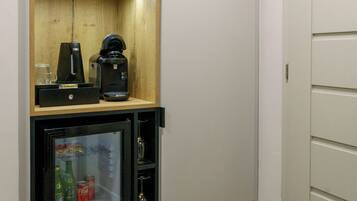 Habitación Deluxe con 1 cama doble o 2 individuales, balcón | Caja fuerte, escritorio, espacio para trabajar con un portátil