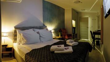 Habitación Deluxe con 1 cama doble o 2 individuales, balcón | Caja fuerte, escritorio, espacio para trabajar con un portátil