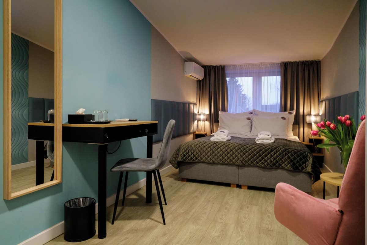 Comfort kamer, 1 twee- of 2 eenpersoonsbedden | Een kluis op de kamer, een bureau, een laptopwerkplek