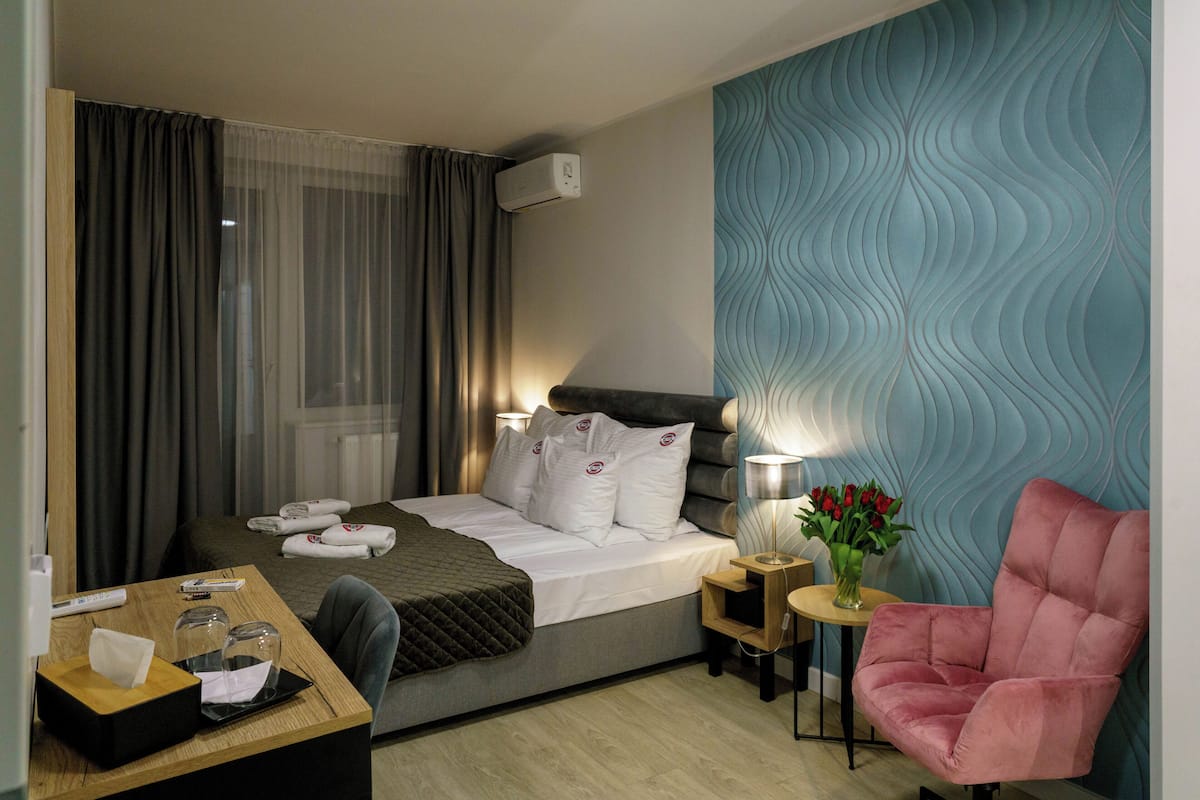 Een kluis op de kamer, een bureau, een laptopwerkplek