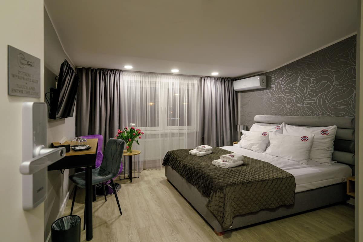 Economy kamer, 1 twee- of 2 eenpersoonsbedden | Een kluis op de kamer, een bureau, een laptopwerkplek