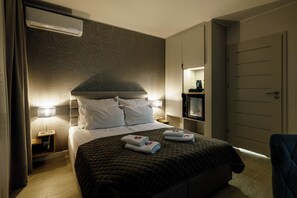 Comfort Double or Twin Room, Balcony | Bathroom | Shower, hair dryer, slippers, towels - Kamienica no111a (Warsaw)