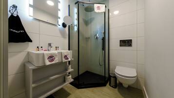 Habitación económica con 1 cama doble o 2 individuales | Baño | Ducha, secador de pelo, toallas y jabón