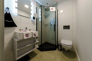 经济双人房或双床房 | 浴室 | 淋浴设施、吹风机、毛巾、肥皂