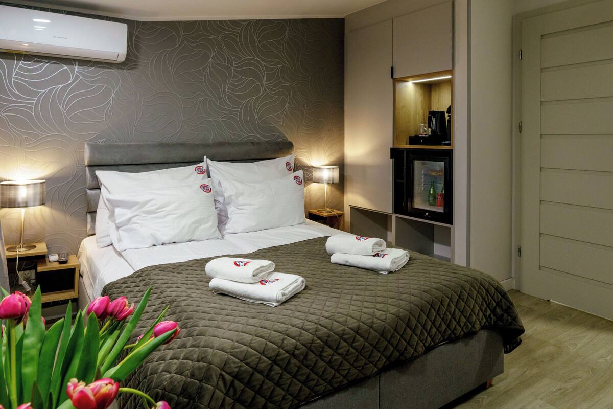 Phòng đôi hoặc 2 giường đơn Economy | Két bảo mật tại phòng, bàn, khu vực làm việc phù hợp cho laptop