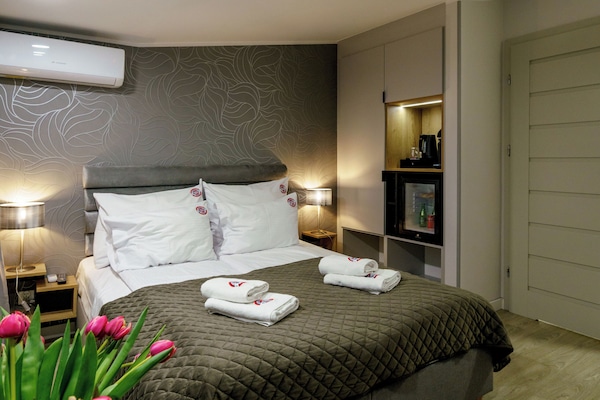 Habitació doble o amb dos llits individuals econòmica | Caixa forta a l'habitació i escriptori