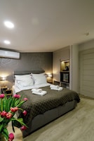 Economy Double or Twin Room | In-room safe, desk, laptop workspace, soundproofing