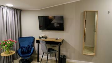 Comfort Double or Twin Room | In-room safe, desk, laptop workspace, iron/ironing board