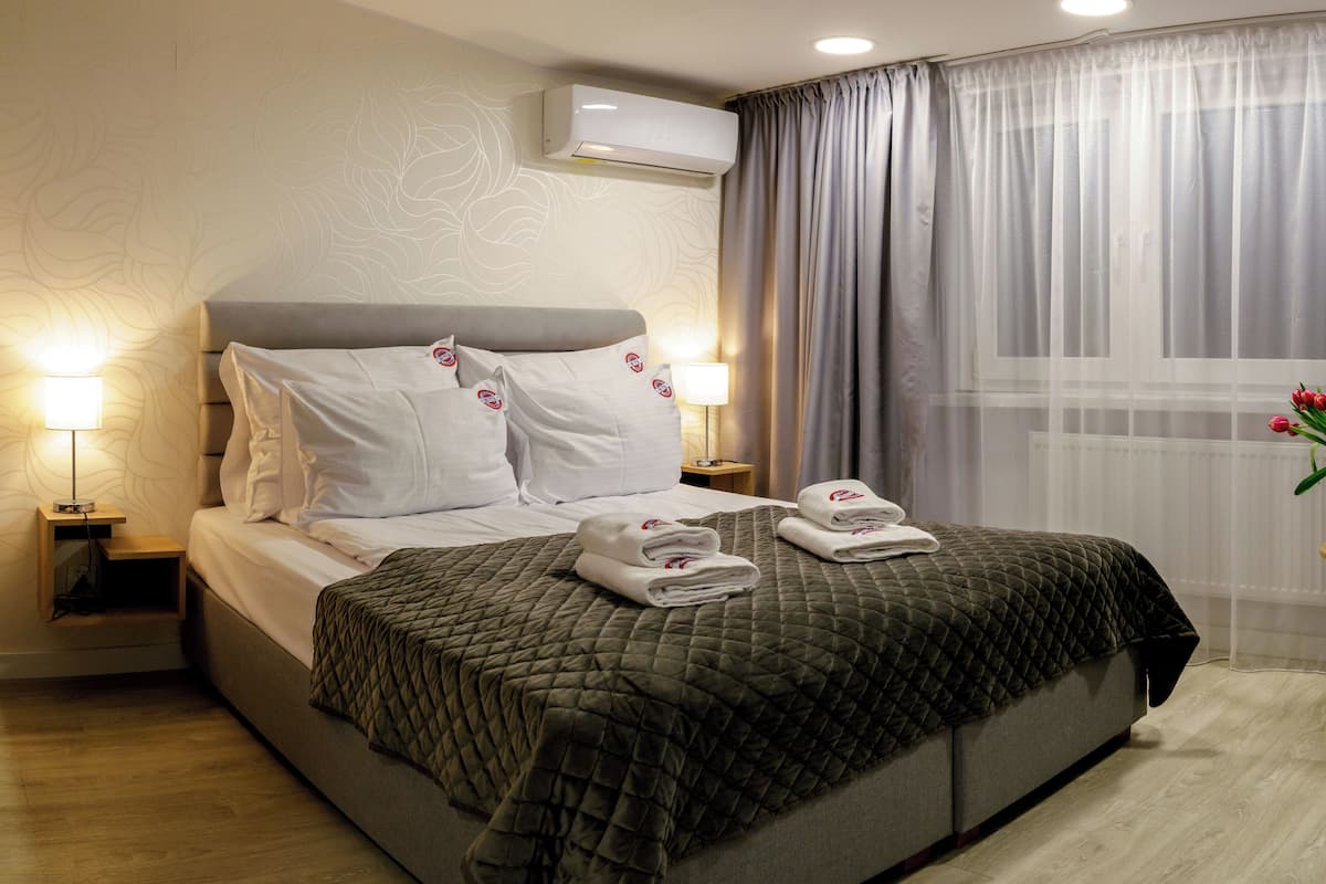 Een kluis op de kamer, een bureau, een laptopwerkplek