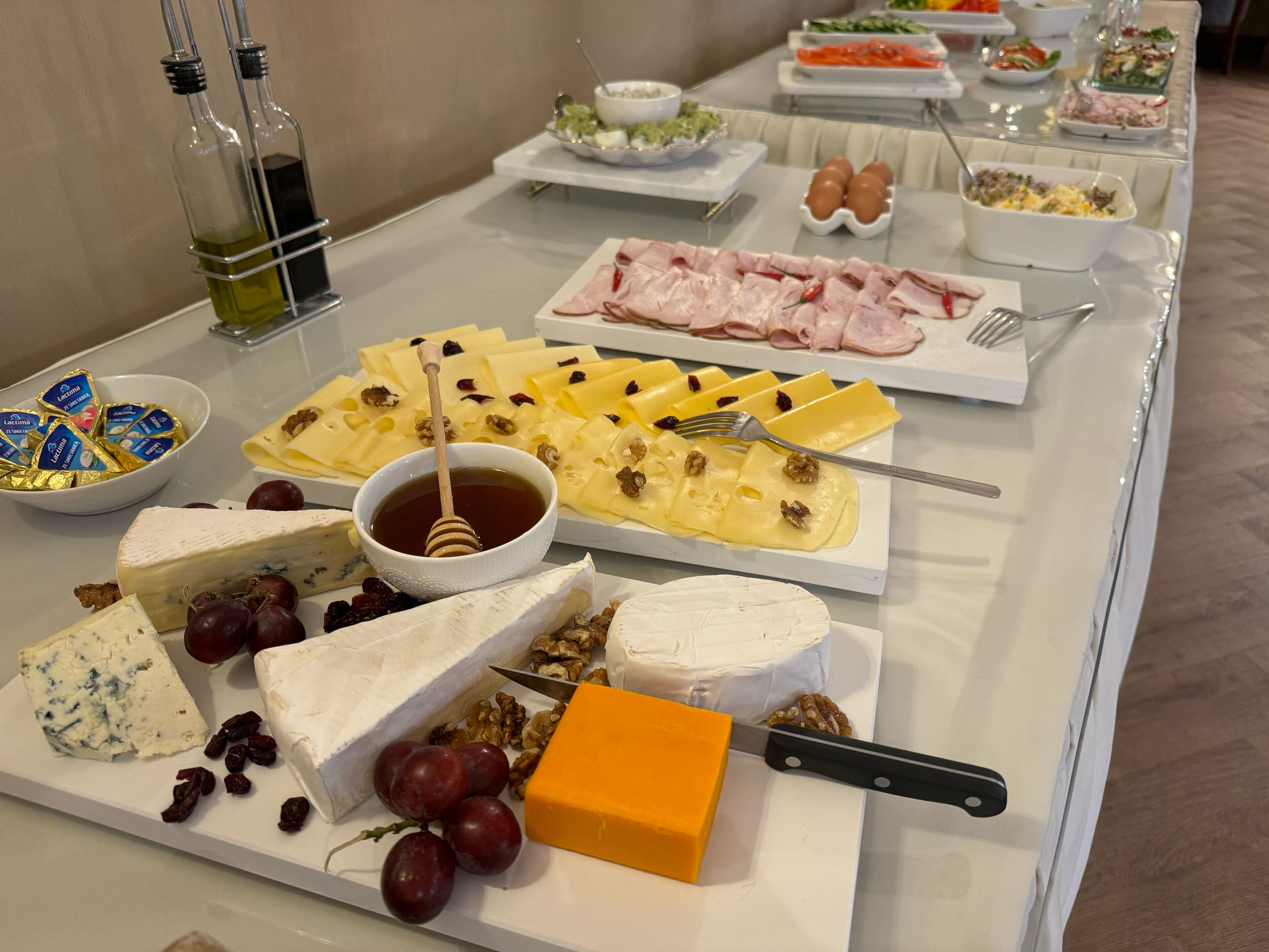 Daily buffet breakfast (PLN 50 per person)