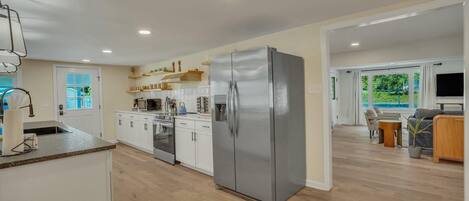 Réfrigérateur, micro-ondes, four, plaque de cuisson